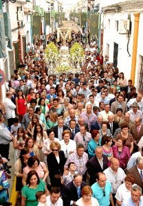 La Santa Cruz a su paso  por la calle Cabo. / Foto: Julián Blanco.