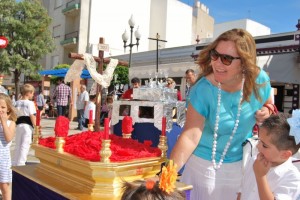 Isabel López observa una de las cruces participantes