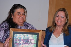 Isabel López entregando el premio a Encarna Martín.