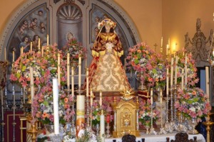 La Virgen del Rocío camina a su aldea vestida de Pastora