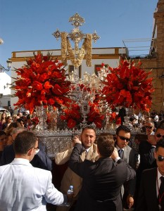 Llegada de la Santa Cruz de la Calle Sevilla a la parroquia. (Julián Blanco)