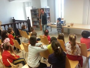 Los pequeños lectores en una de las actividades en la Biblioteca