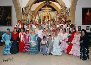 Los Mayordomos de  Moguer 2013, ante la Virgen de Montemayor. 