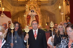 Los Mayordomos, junto al hermano mayor de Montemayor, Joaquín Luis Domínguez. 