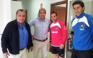 Víctor Hugo Mesa -izquierda-, se reunió con el cuerpo técnico del Recre.