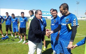 Víctor Hugo Mesa saludó uno a uno a los jugadores albiazules.