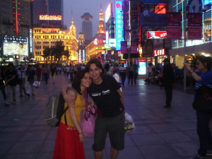 Mario y Lola, en Nanjing Lu, una calle comercial de Shanghai.