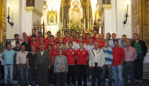 Jugadores, técnicos y directivos de La Palma, ante la Virgen del Valle.