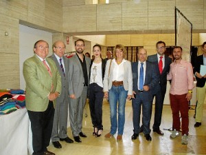 Los organizadores del mercadillo junto con el alcalde de Huelva y el presidente del Banco de Alimentos.