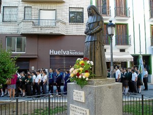 Los pequeños recorrieron la Plaza Niña mientras rezaban.