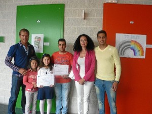 La delegada territorial de Salud y Bienestar Social, Lourdes Martín, acompañada de los jugadores del Recre (Álvaro Vega y Morcillo), junto a los ganadores del certamen de carteles Carlos Macías (edición de adultos) y Martina Ballén (en la infantil).