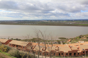 Panorámica desde el Parador de Ayamonte, al fondo el municipio de Castro Marim.