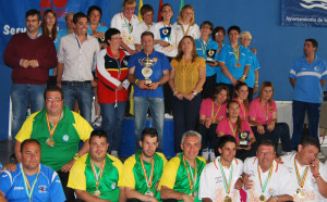 Los ganadores del torneo posan con los trofeos.