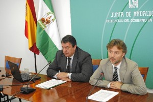 El delegado de la Junta en Huelva, José Fiscal, y el delegado territorial de Economía, Innovación, Ciencia y Empleo, Eduardo Muñoz, presentan el Decreto Ley de medidas urgentes para la ejecución de actuaciones extraordinarias para la creación de empleo.