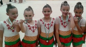 Yanira Borrego, Ana Morán, María del Pilar Garrido, Paula Márquez y Laura Nogales forman el conjunto Pre-Benjamín Copa manos libres.