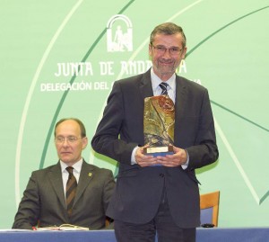 Terán, con el Premio Huelva Junta. 