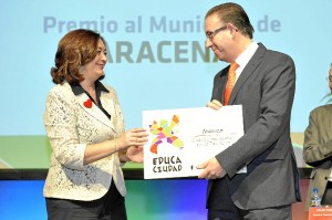 La consejera de Educación entrega el premio al alcalde de Aracena. 