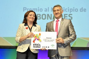 El alcalde de Bonares recibe el premio de manos de Mar Moreno. 