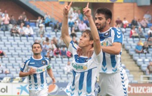 Alexander celebra con Chuli el primer gol del Recre. / Foto: Josele Ruiz.