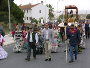 Camino de los romeros hacia el Poblado Forestal en la romería de 2012