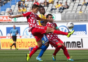 Ruymán despeja con contundencia un avance del equipo canario. / Foto: Quique Curbelo.