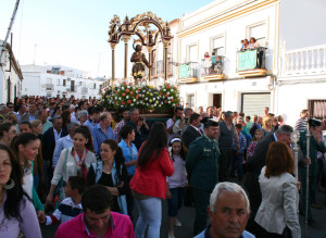 Cartayeros acompañan a su San Isidro durante su traslado.