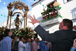 Cartayeros celebran procesión de San Isidro para celebrar el medio siglo de la romería.