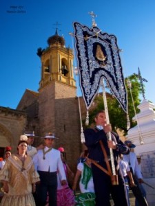 Salida del Simpecado para celebrar la misa. / Foto: www.hermandadrociopalos.com