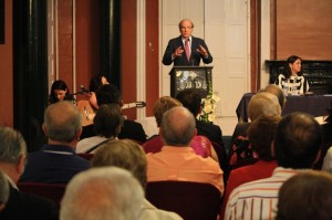 El alcalde de Huelva durante su intervención en el homenaje