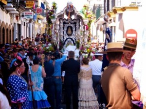 Todo el pueblo acompañada al Simpecado. / Foto: www.hermandadrociopalos.com