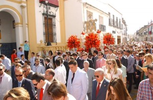 Una multitud ha seguido el discurrir de la Santa Cruz de la Calle Sevilla. / Foto: Julián Blanco