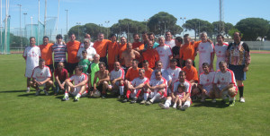 Los participantes en el Memorial 'Paco Arconada', tras finalizar el partido.