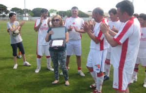 La viuda de Francisco Martínez Maestre recibe una placa conmemorativa de la Peña Madridista de Santa Bárbara.