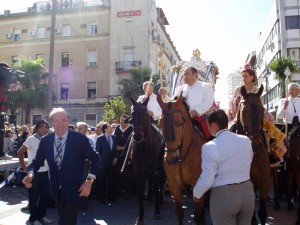 Pedro Rodríguez, alcalde de Huelva, junto al hermano mayor y el presidente de Huelva.