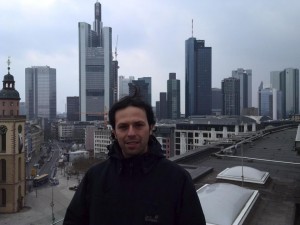 Juan con el skyline de Frankfurt de fondo.