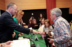 Momento de la entrega del Primer Premio a los onubenses