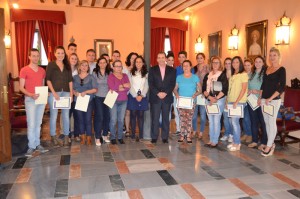 El alcalde de Almonte entregó las becas a los estudiantes.