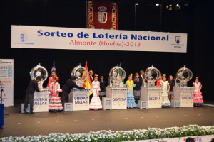 Las jóvenes junto a los bombos durante el sorteo en Almonte.