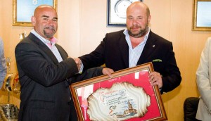 Juan Antonio Romero, presidente del At. Antoniano, entrega la placa a Pablo Comas, su homólogo del Recre.