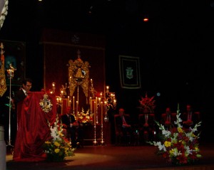 Autoridades y miembros de la Hermandad en el escenario del Gran Teatro.