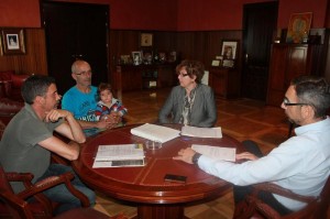 Momento de la firma del convenio entre el ayuntamiento y Aspreato.