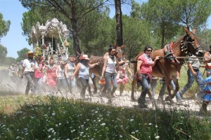 Cartaya le regala a su madrina ayamontina una de las puestas de flores.