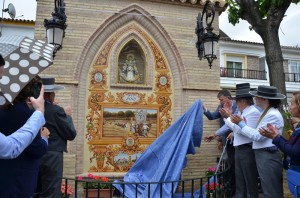 Inauguración del azulejo durante el recorrido de la Hermandad de Palos. 