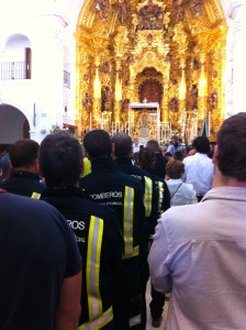 Los bomberos hicieron una ofrenda floral a la Virgen.