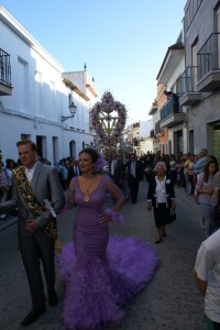 Los padrinos de la Cruz lucen los mejores trajes hechos para la ocasión.