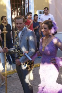  Los padrinos sonrientes a su paso por la Plaza de España.