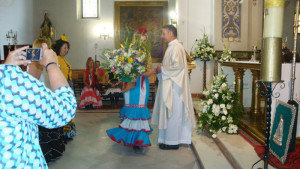 Ofrenda floral de la Hermandad de Benidorm en Bonares. / Foto: Fernando Camacho