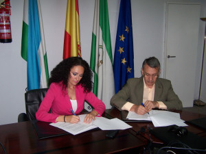 La delegada Lourdes Martín, y el alcalde de Bonares, Juan Antonio García, firman el convenio.