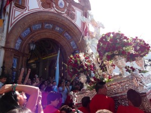 La Cruz de Arriba haciendo las caídas en su Capilla recién inaugurada.