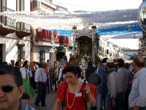 La Carreta de Hinojos es engalanada con flores recogidas en el propio pueblo.